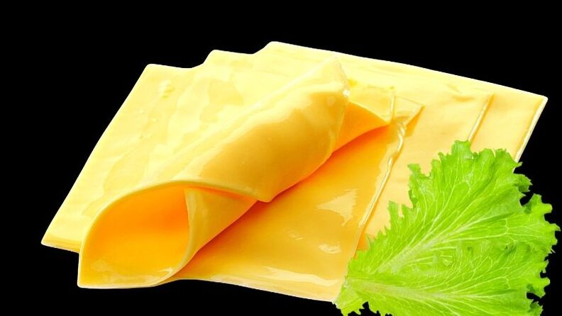 El queso procesado está prohibido en la dieta del kéfir. 