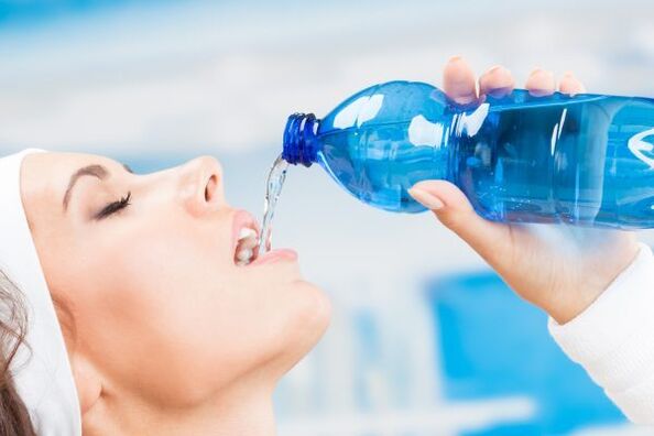 Puedes deshacerte de 5 kg de exceso de peso en una semana bebiendo mucha agua. 